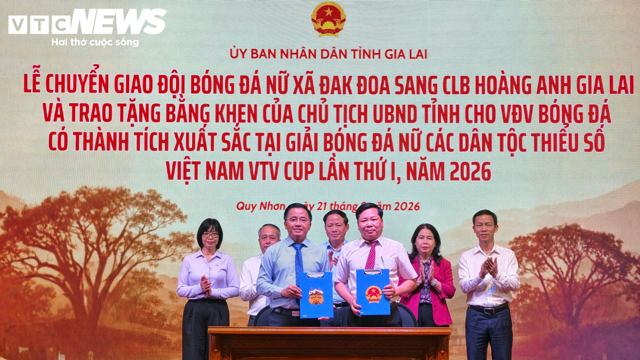 Gia Lai tổ chức chuyển giao thành công Đội bóng đá nữ xã Đắk Đoa cho Công ty cổ phần Thể thao LPBank Hoàng Anh Gia Lai.