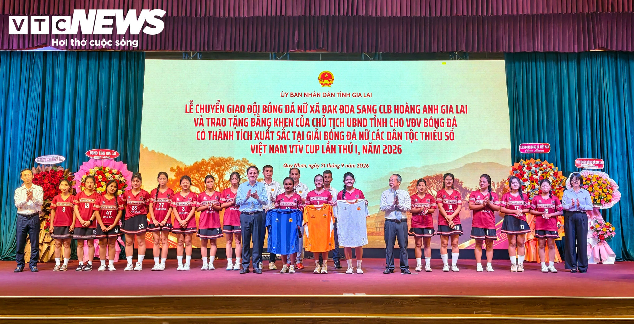 Ông Phạm Anh Tuấn, Chủ tịch UBND tỉnh Gia Lai trao bằng khen và màu áo mới cho đội bóng đã nữ xã Đắk Đoa.