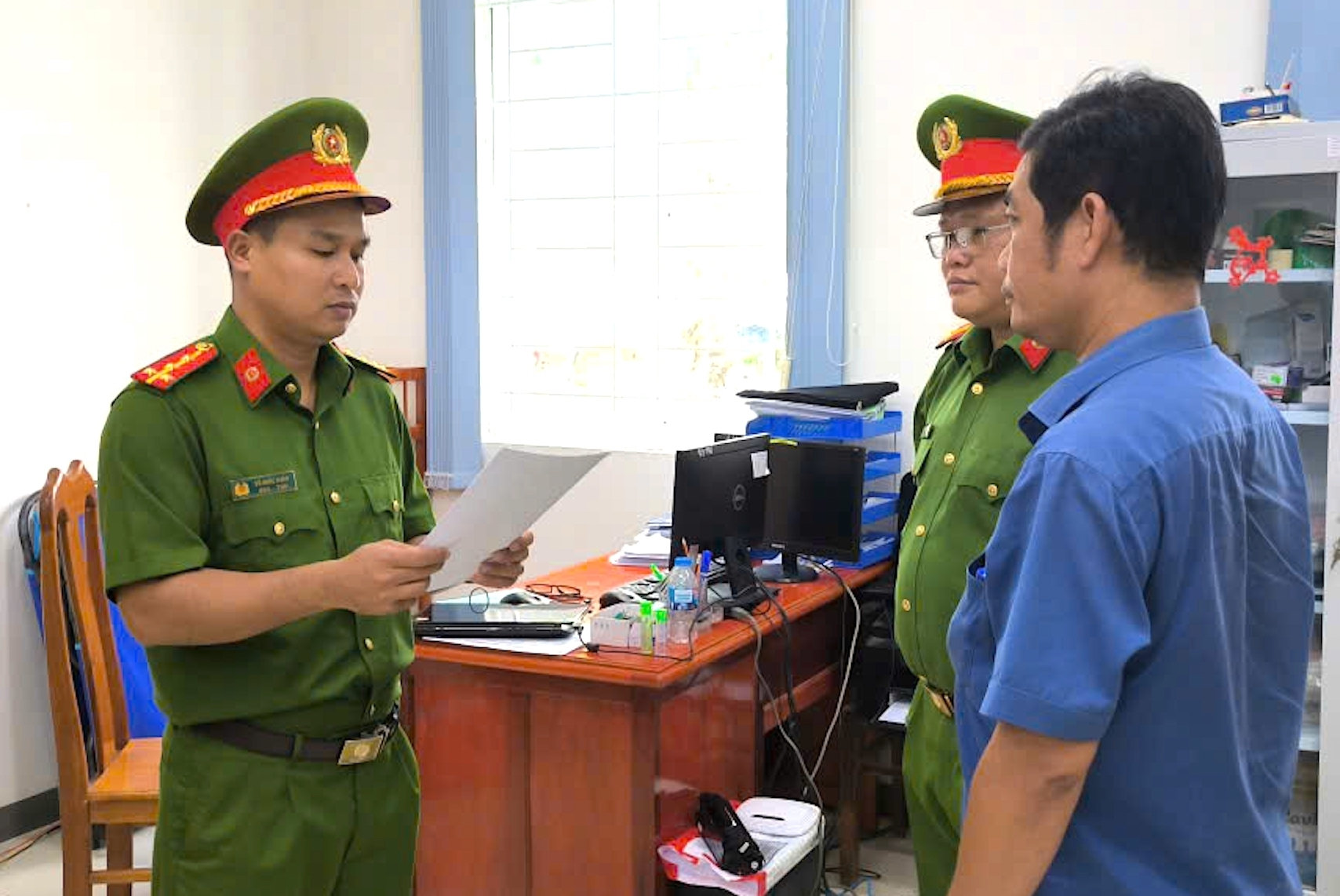 Cơ quan CSĐT Công an tỉnh tống đạt quyết định khởi tố bị can đối với Nguyễn Kỳ Trí.