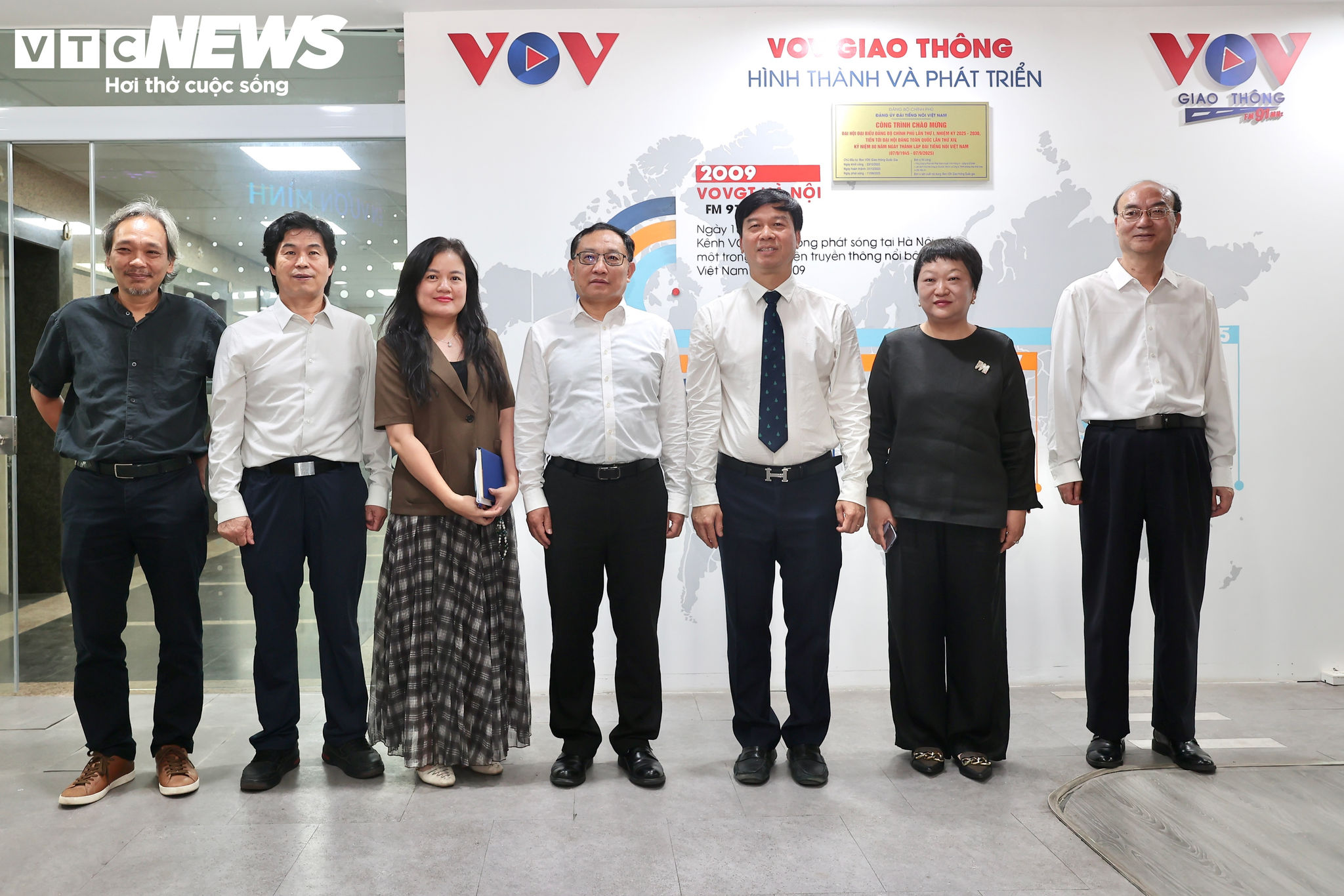 Sau buổi làm việc, Đoàn đại biểu Ban Tuyên truyền Tỉnh ủy Vân Nam tham quan kênh VOV Giao thông Quốc gia. (Ảnh: Minh Đức)