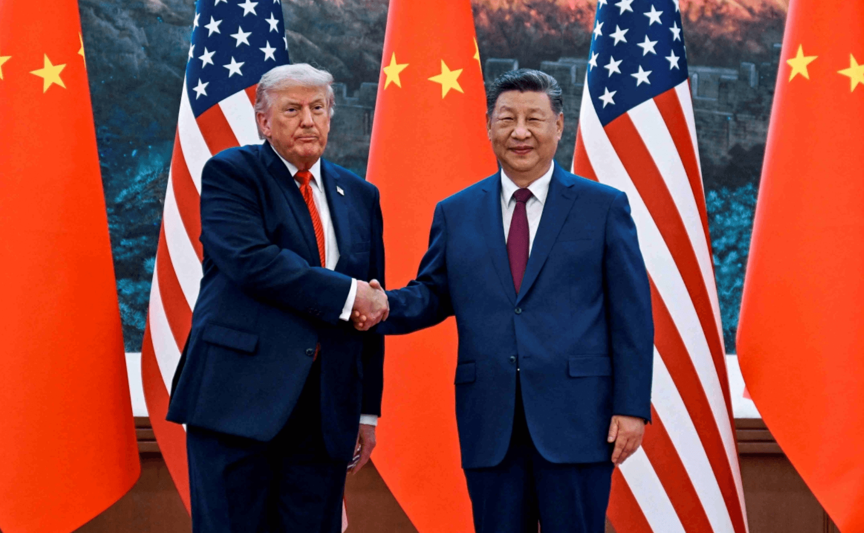 Chủ tịch Trung Quốc Tập Cận Bình và Tổng thống Mỹ Donald Trump tại lễ đón ở Đại lễ đường Nhân dân, thủ đô Bắc Kinh ngày 14/5 (Ảnh: Reuters)