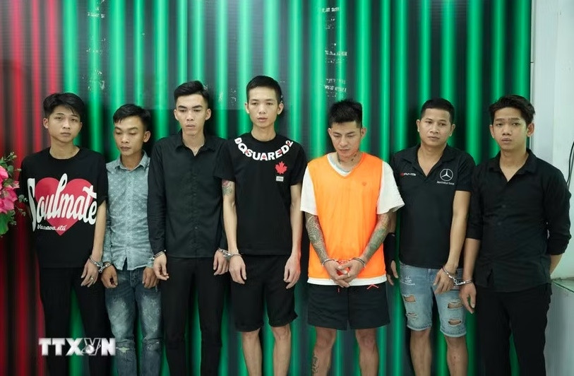 vụ lái ô tô tông vào nhóm người trước quán ăn bắt khẩn cấp 7 đối tượng hình ảnh 1 vu lai o to tong vao nhom nguoi truoc quan an bat khan cap 7 doi tuong hinh anh 1