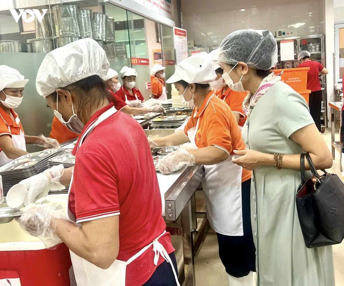 trường học cần làm gì để bữa ăn bán trú không trở thành nỗi lo hình ảnh 1 truong hoc can lam gi de bua an ban tru khong tro thanh noi lo hinh anh 1
