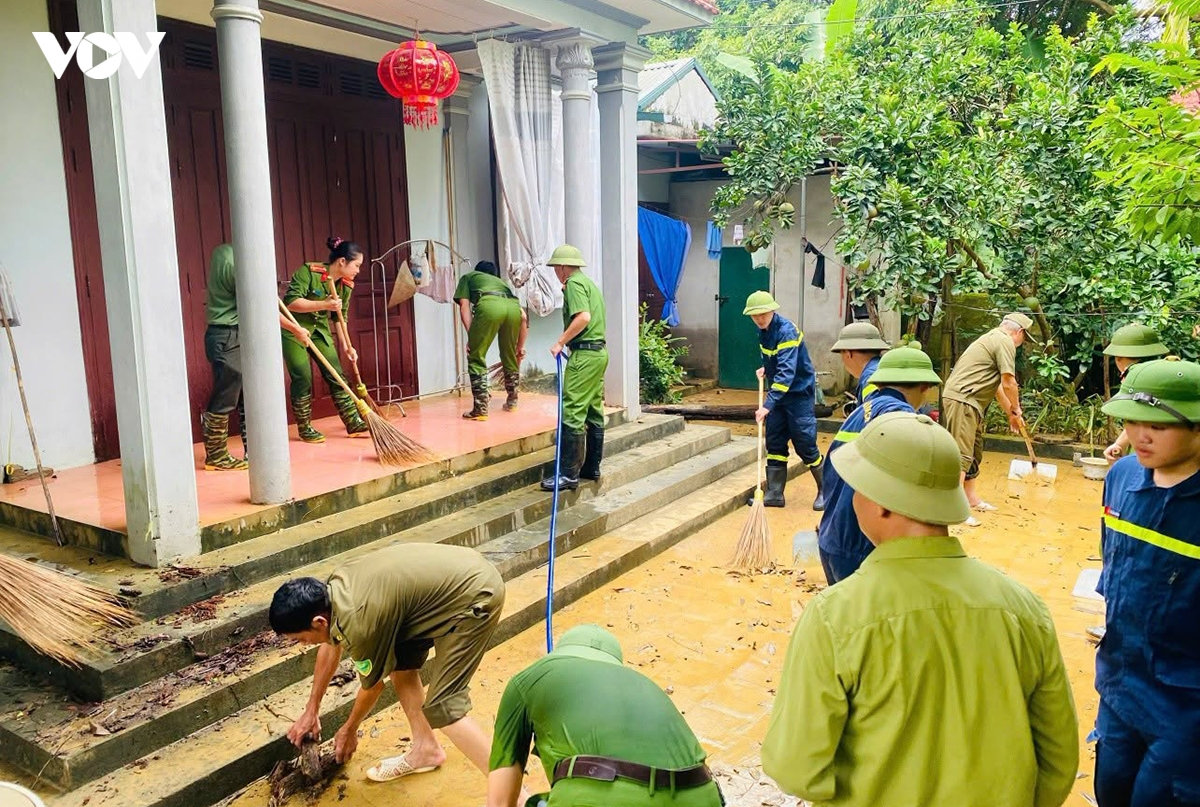 thanh hóa hàng nghìn lượt cán bộ, chiến sĩ hỗ trợ nhân dân khắc phục mưa lũ hình ảnh 1 thanh hoa hang nghin luot can bo, chien si ho tro nhan dan khac phuc mua lu hinh anh 1