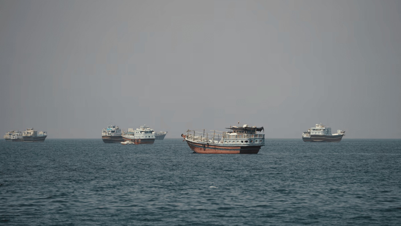 Tàu thuyền qua lại xung quanh eo biển Hormuz. (Ảnh: Reuters)