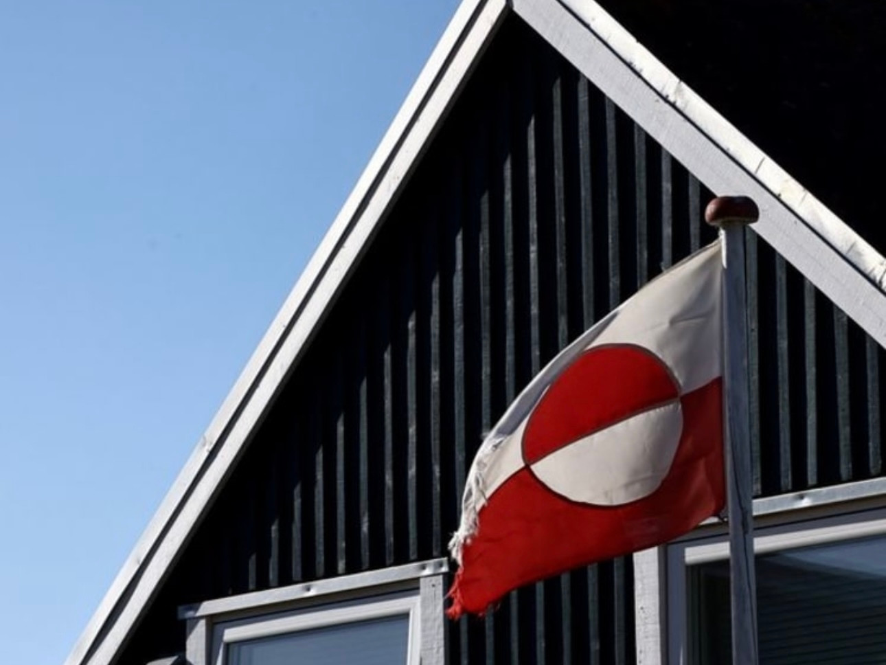 Lá cờ Greenland tung bay trước một ngôi nhà ở Nuuk, Greenland. (Ảnh: Reuters)