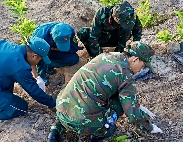 phát hiện hài cốt liệt sĩ khi múc đất trồng keo trên núi hình ảnh 2 phat hien hai cot liet si khi muc dat trong keo tren nui hinh anh 2