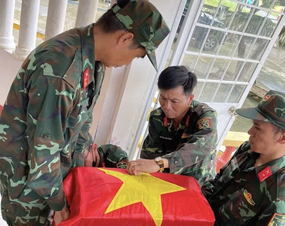 phát hiện hài cốt liệt sĩ khi múc đất trồng keo trên núi hình ảnh 4 phat hien hai cot liet si khi muc dat trong keo tren nui hinh anh 4