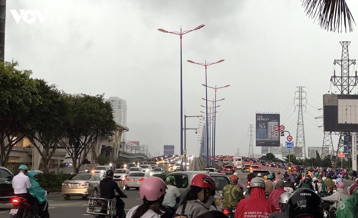 mưa như trút nước ở tp.hcm, nhiều xe chết máy giữa đường phố ngập nặng hình ảnh 2 mua nhu trut nuoc o tp.hcm, nhieu xe chet may giua duong pho ngap nang hinh anh 2
