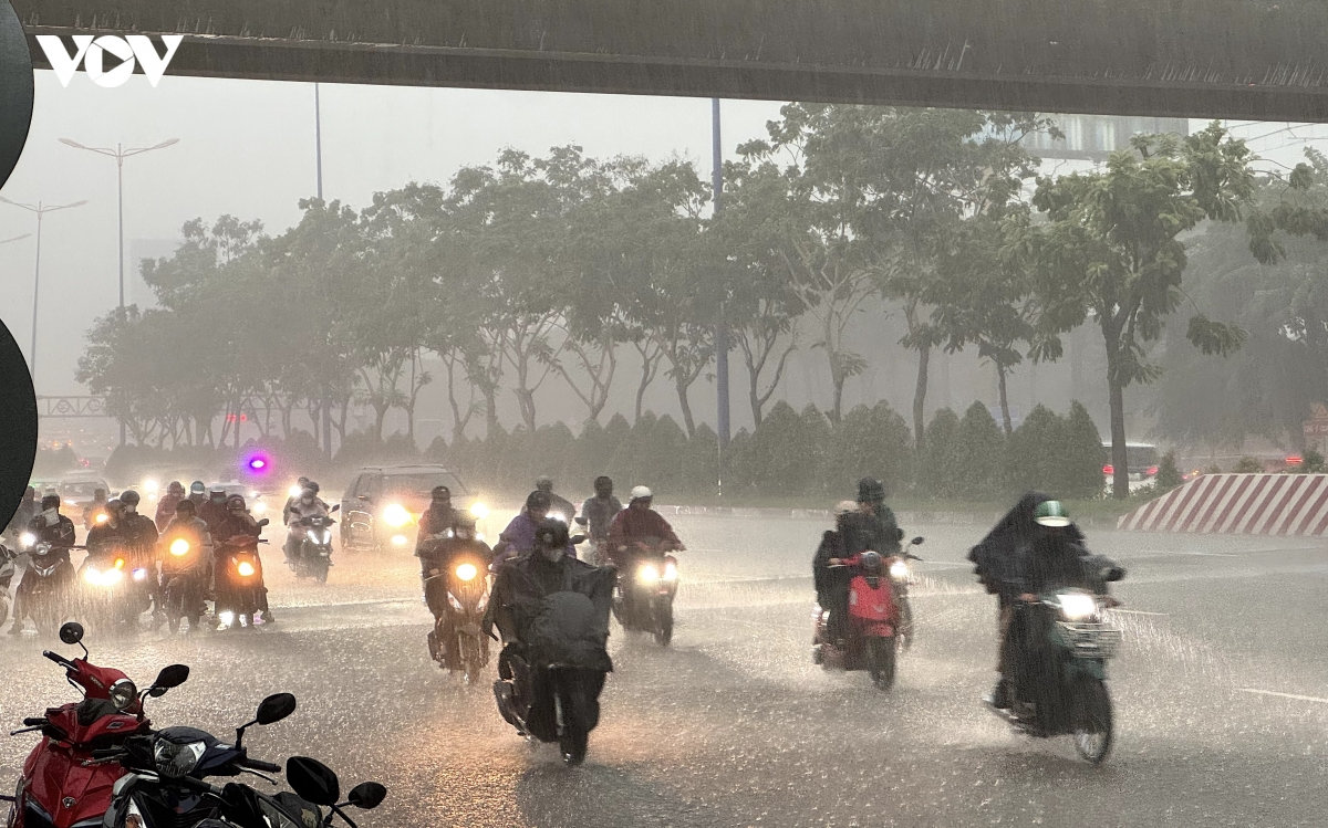 mưa như trút nước ở tp.hcm, nhiều xe chết máy giữa đường phố ngập nặng hình ảnh 3 mua nhu trut nuoc o tp.hcm, nhieu xe chet may giua duong pho ngap nang hinh anh 3