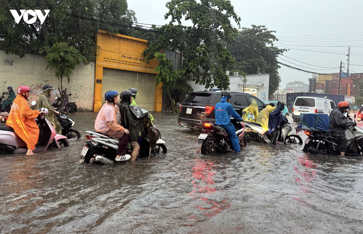 mưa như trút nước ở tp.hcm, nhiều xe chết máy giữa đường phố ngập nặng hình ảnh 4 mua nhu trut nuoc o tp.hcm, nhieu xe chet may giua duong pho ngap nang hinh anh 4