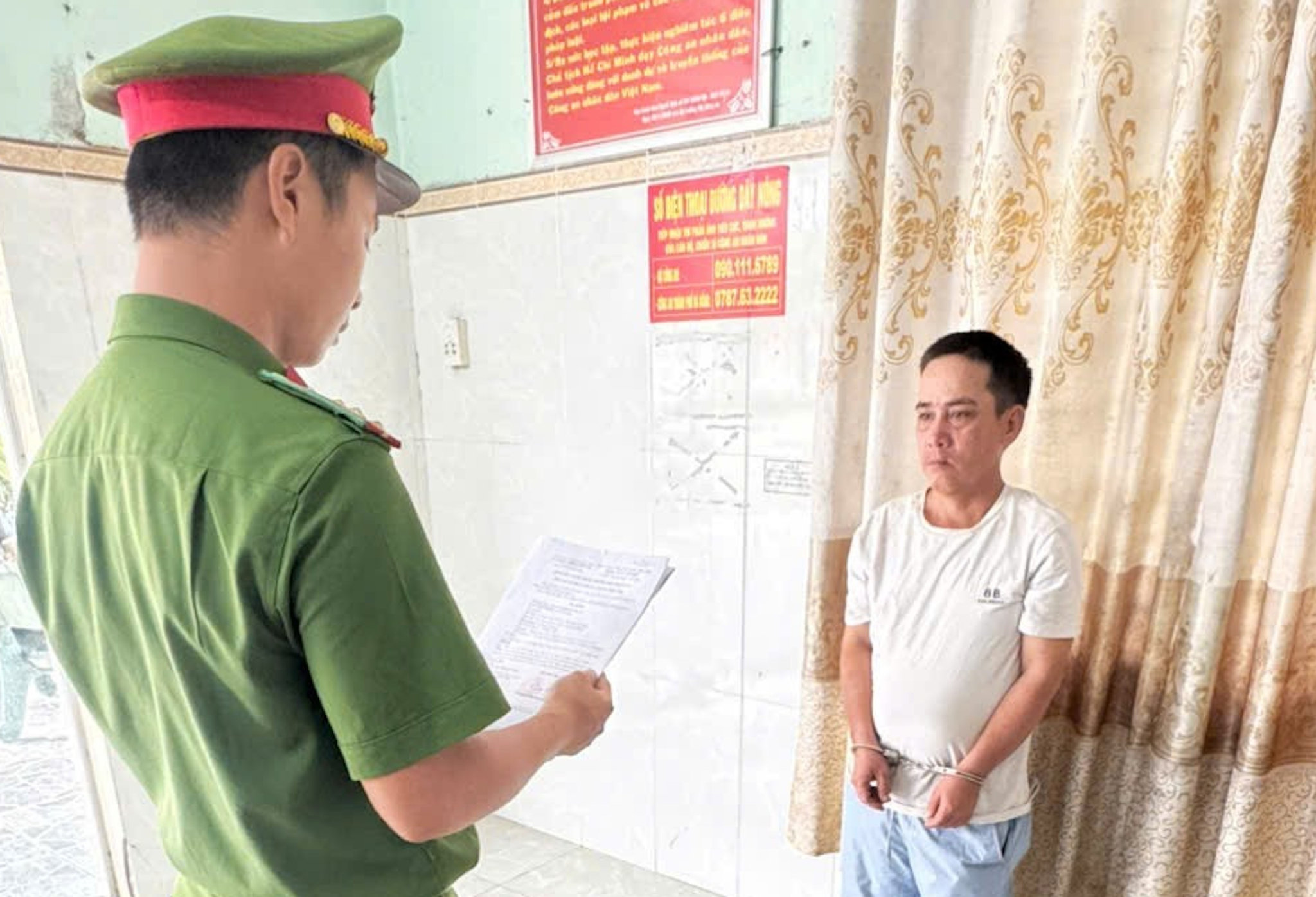 Công an đọc quyết định tạm giữ hình sự đối với Đỗ Thành. (Ảnh: CACC)