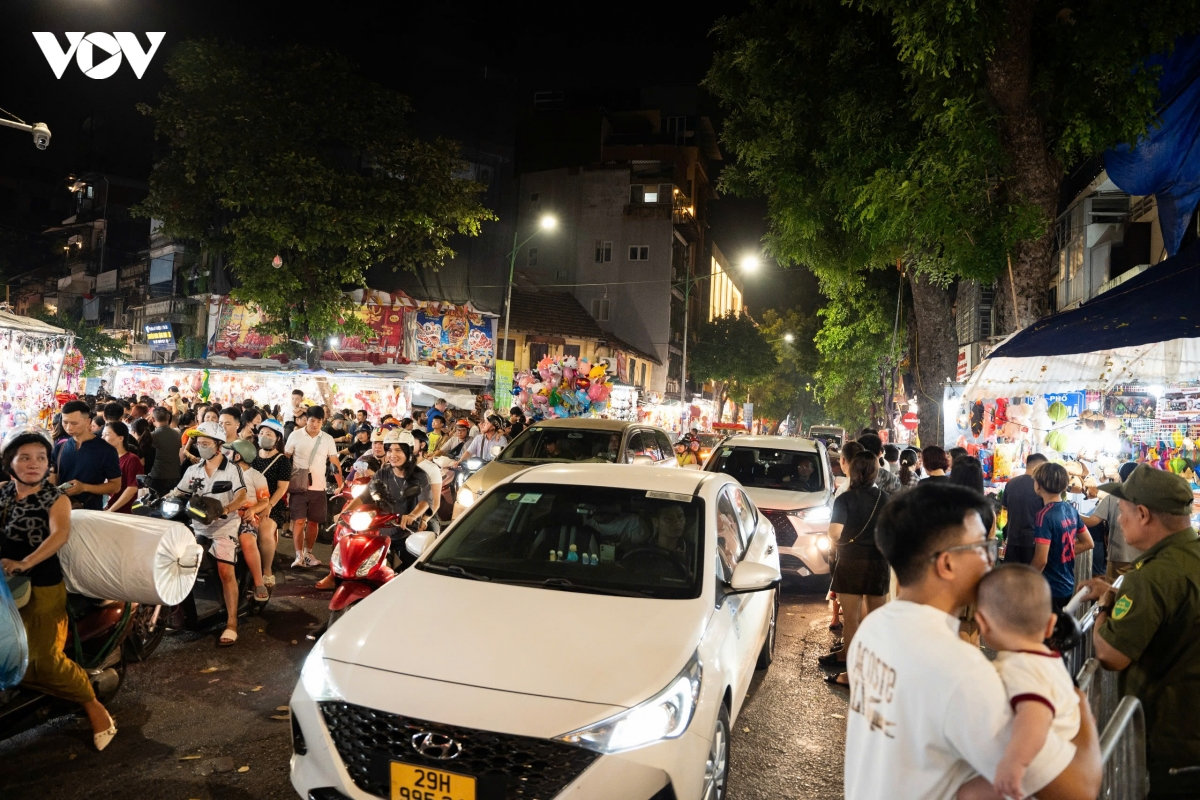 pho hang ma ruc ro sac mau don bien nguoi den vui trung thu som hinh anh 7