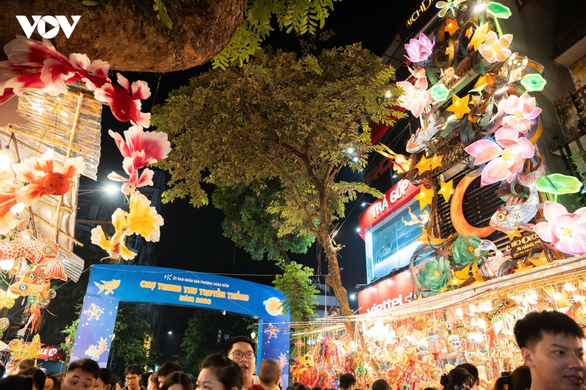 pho hang ma ruc ro sac mau don bien nguoi den vui trung thu som hinh anh 1