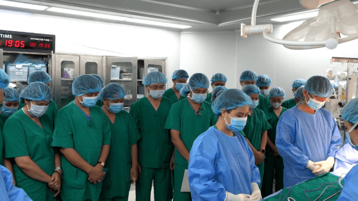 Các y bác sĩ tri ân nữ đồng nghiệp. (Ảnh: BVCC)