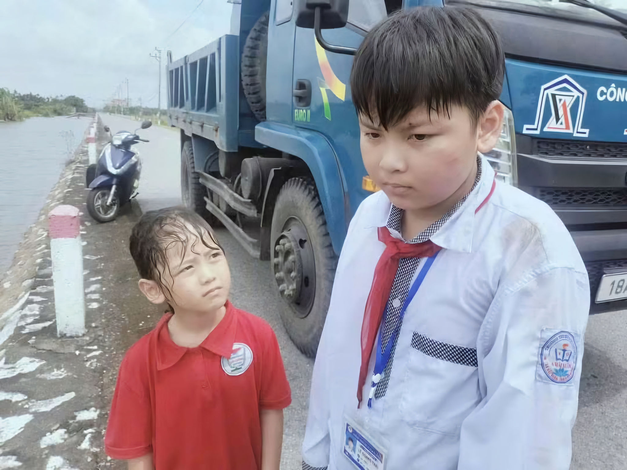 Hai anh em Lê Quang Thái và Lê Anh Thơ được nam sinh Nguyễn Mạnh Hùng cứu.