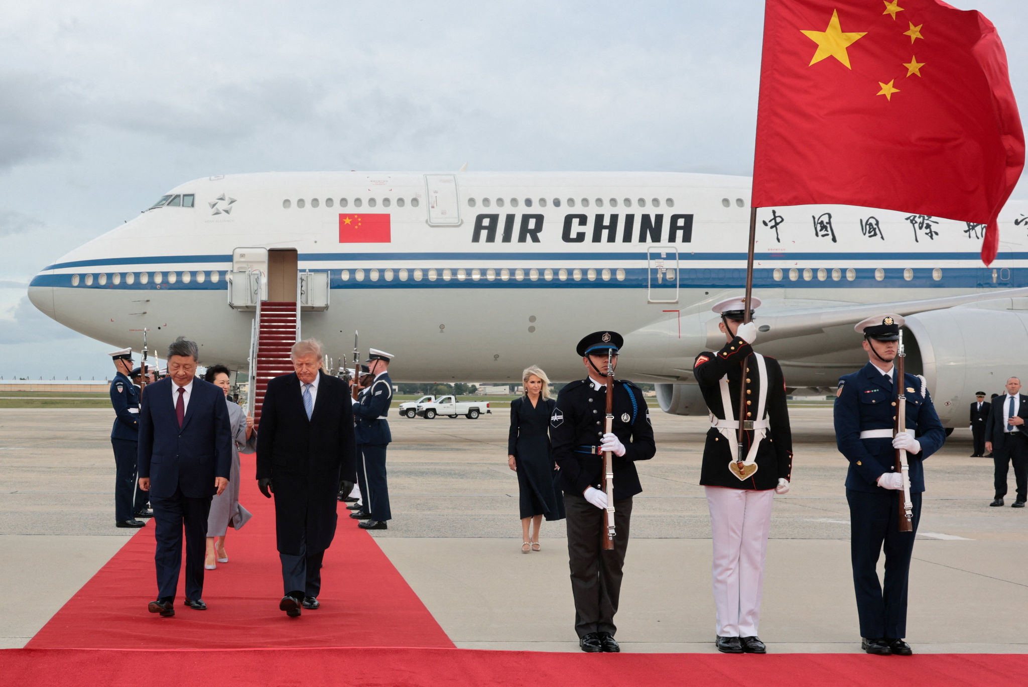 Tổng thống Donald Trump và Đệ nhất phu nhân Melania Trump đón Chủ tịch nước Trung Quốc Tập Cận Bình và Phu nhân Bành Lệ Viện. (Ảnh: Getty)
