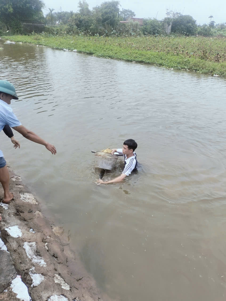 khen thuong nam sinh lop 11 cuu hai em nho duoi nuoc o ninh binh hinh anh 3