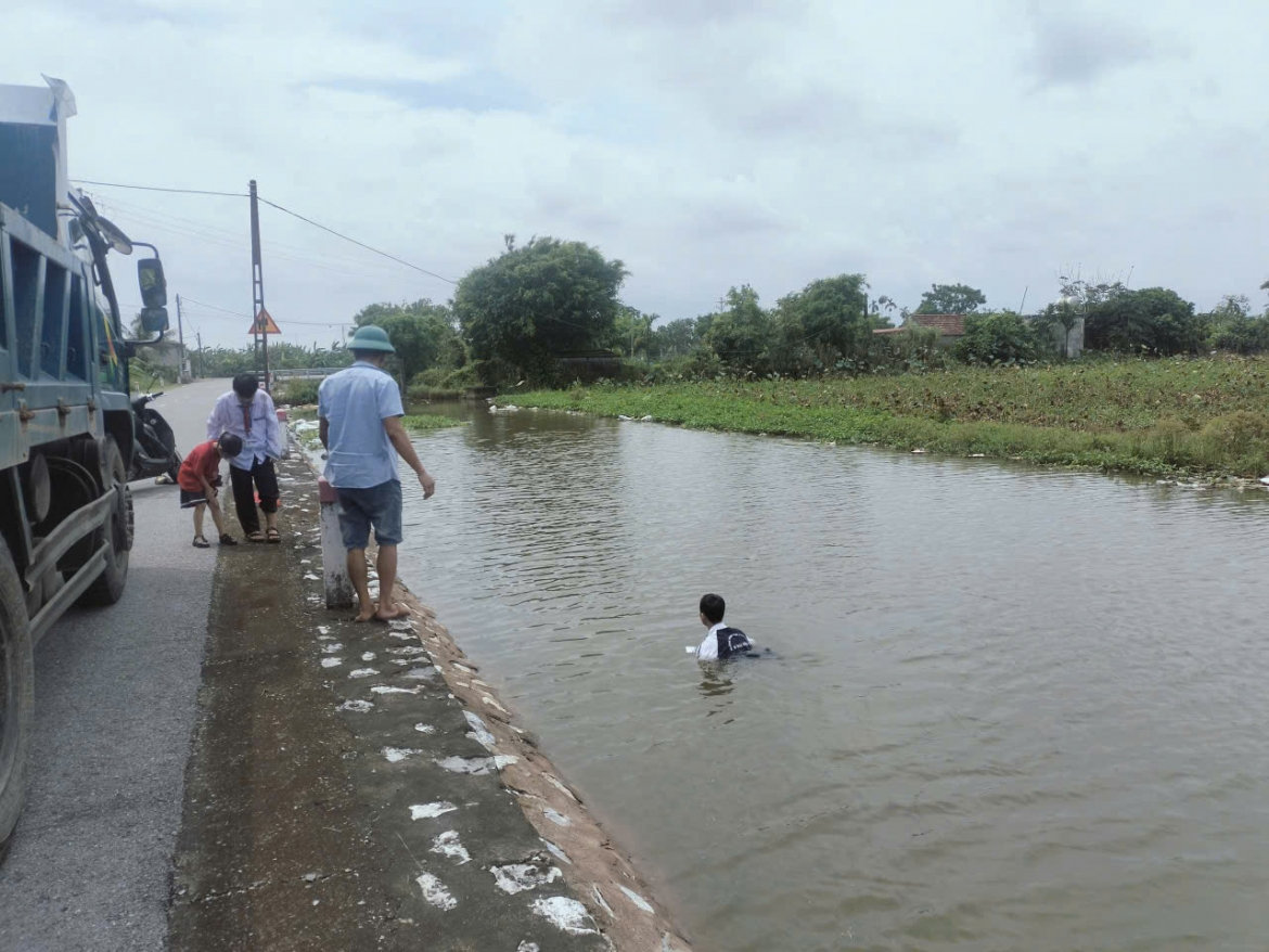 khen thuong nam sinh lop 11 cuu hai em nho duoi nuoc o ninh binh hinh anh 1