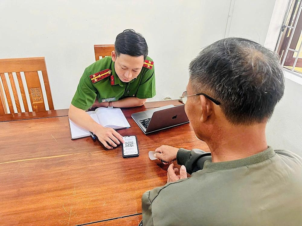 cụ ông tỉnh táo trước thủ đoạn giả danh công an để lừa đảo hình ảnh 1 cu ong tinh tao truoc thu doan gia danh cong an de lua dao hinh anh 1