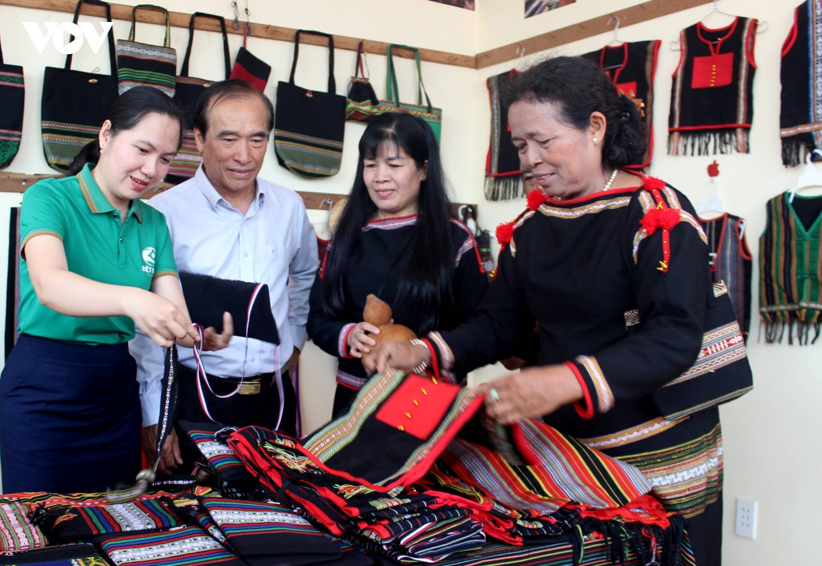 Đắk lắk phát huy vai trò của người có uy tín từ cơ sở hình ảnh 1 Dak lak phat huy vai tro cua nguoi co uy tin tu co so hinh anh 1