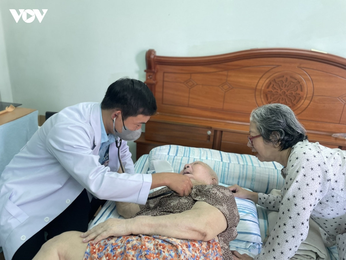 81 bác sĩ từ bệnh viện ở tp.hcm được đưa xuống 37 trạm y tế thiếu nhân lực hình ảnh 1 81 bac si tu benh vien o tp.hcm duoc dua xuong 37 tram y te thieu nhan luc hinh anh 1