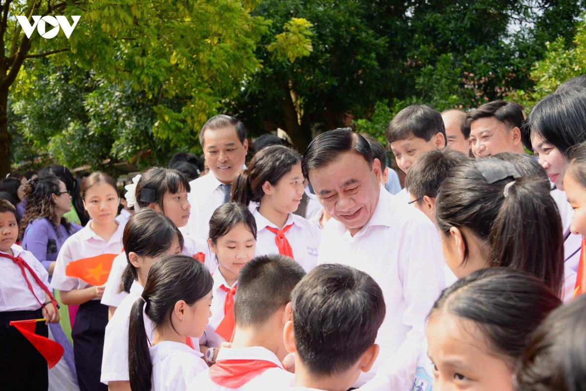 thuong truc ban bi thu tang qua trung thu cho tre em lang tre em sos o ha noi hinh anh 3