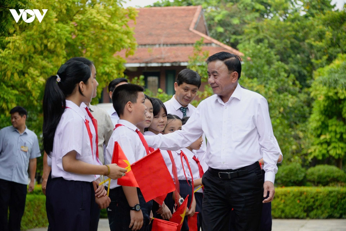 thuong truc ban bi thu tang qua trung thu cho tre em lang tre em sos o ha noi hinh anh 1