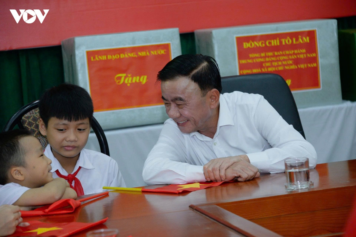 thuong truc ban bi thu tang qua trung thu cho tre em lang tre em sos o ha noi hinh anh 8