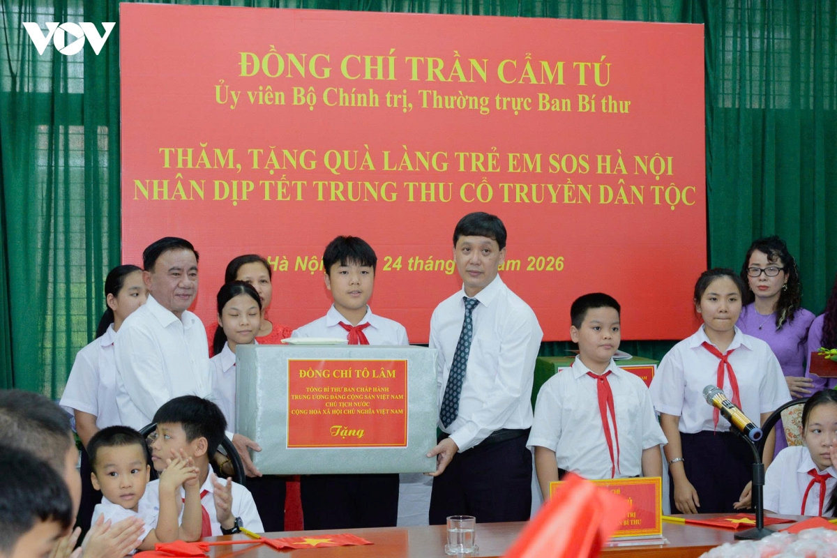 thuong truc ban bi thu tang qua trung thu cho tre em lang tre em sos o ha noi hinh anh 4