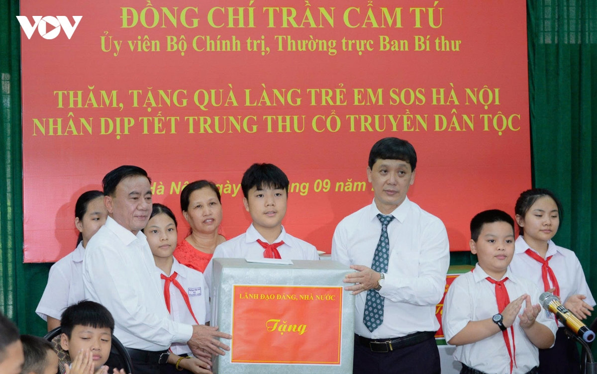 thuong truc ban bi thu tang qua trung thu cho tre em lang tre em sos o ha noi hinh anh 5