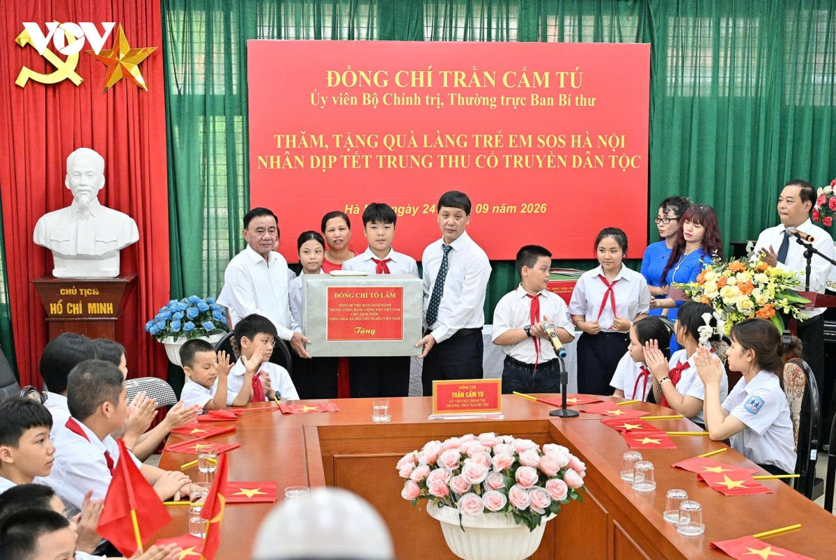 thuong truc ban bi thu tang qua trung thu cho tre em lang tre em sos o ha noi hinh anh 6