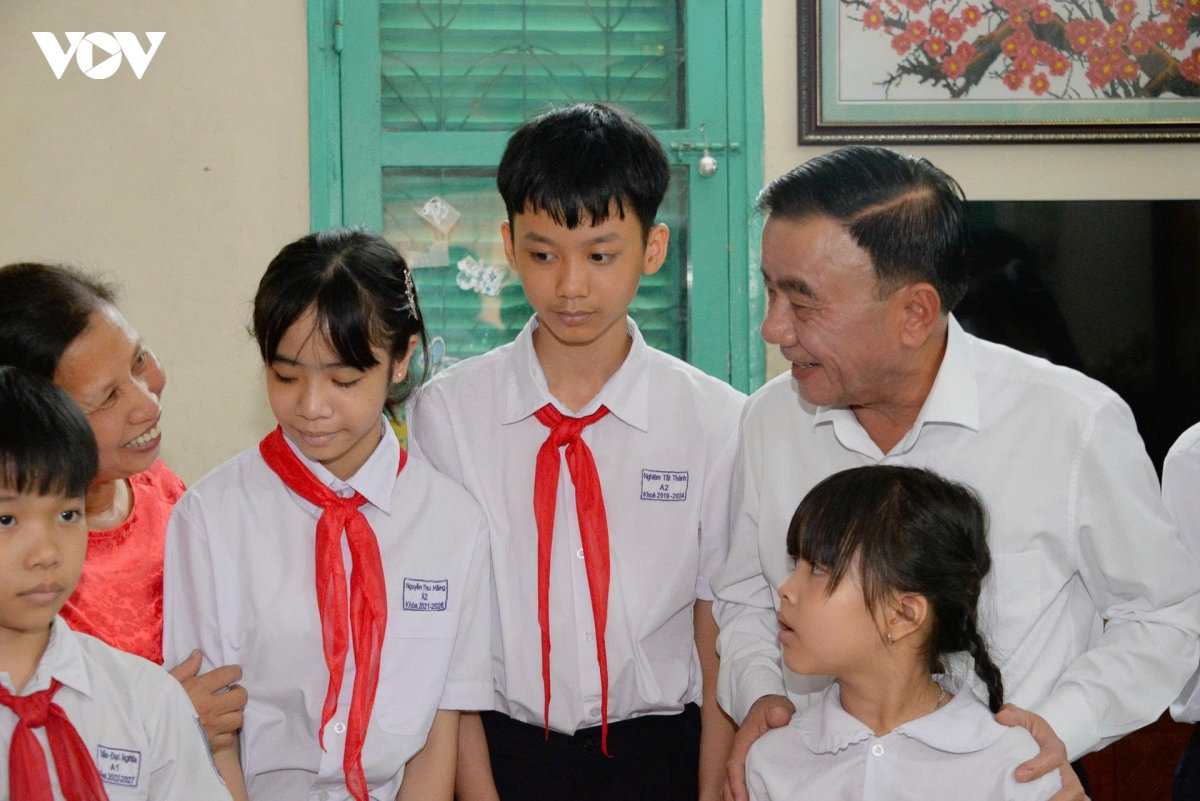 thuong truc ban bi thu tang qua trung thu cho tre em lang tre em sos o ha noi hinh anh 9
