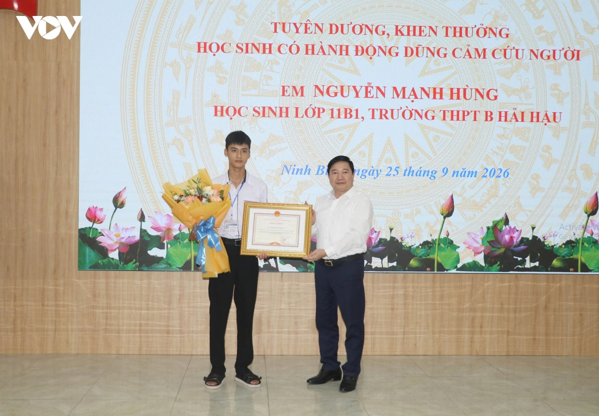 nam sinh cứu hai em nhỏ đuối nước được chủ tịch tỉnh ninh bình tặng bằng khen hình ảnh 1 nam sinh cuu hai em nho duoi nuoc duoc chu tich tinh ninh binh tang bang khen hinh anh 1