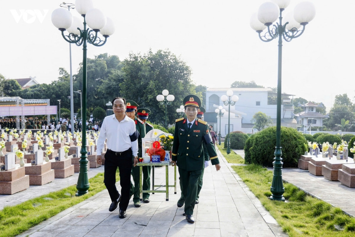 Điện biên truy điệu, an táng 10 hài cốt liệt sĩ tại nghĩa trang liệt sĩ tông khao hình ảnh 1 Dien bien truy dieu, an tang 10 hai cot liet si tai nghia trang liet si tong khao hinh anh 1