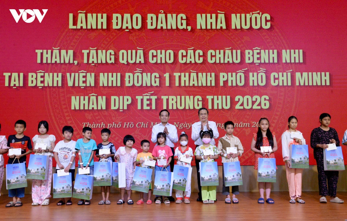 chủ tịch quốc hội thăm, tặng quà các bệnh nhi nhân tết trung thu 2026 hình ảnh 2 chu tich quoc hoi tham, tang qua cac benh nhi nhan tet trung thu 2026 hinh anh 2