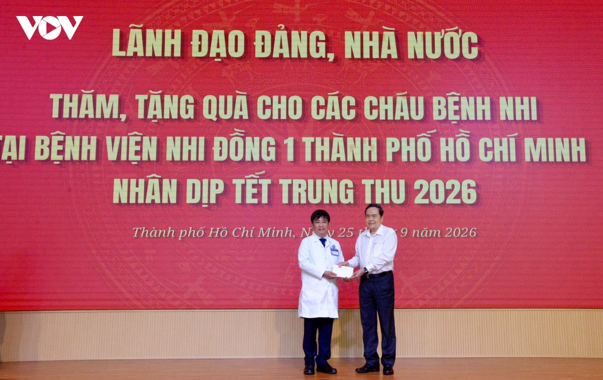 chủ tịch quốc hội thăm, tặng quà các bệnh nhi nhân tết trung thu 2026 hình ảnh 7 chu tich quoc hoi tham, tang qua cac benh nhi nhan tet trung thu 2026 hinh anh 7