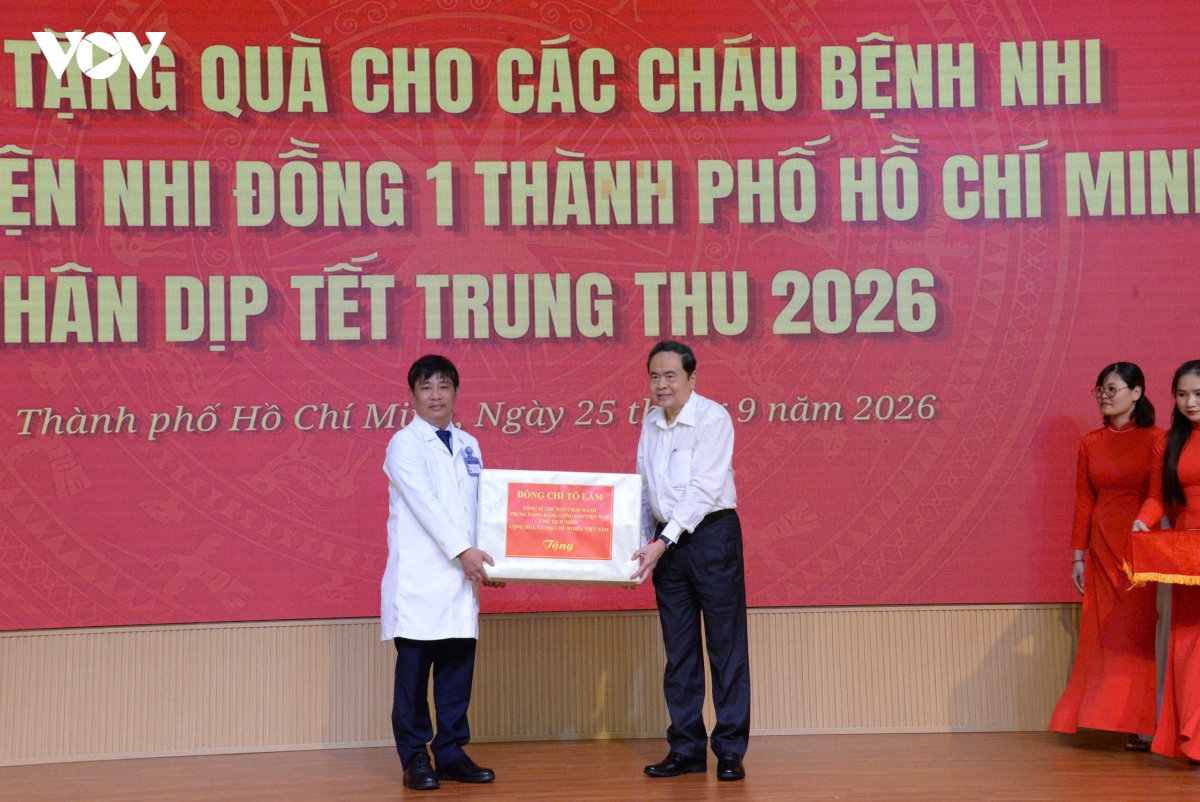chủ tịch quốc hội thăm, tặng quà các bệnh nhi nhân tết trung thu 2026 hình ảnh 6 chu tich quoc hoi tham, tang qua cac benh nhi nhan tet trung thu 2026 hinh anh 6