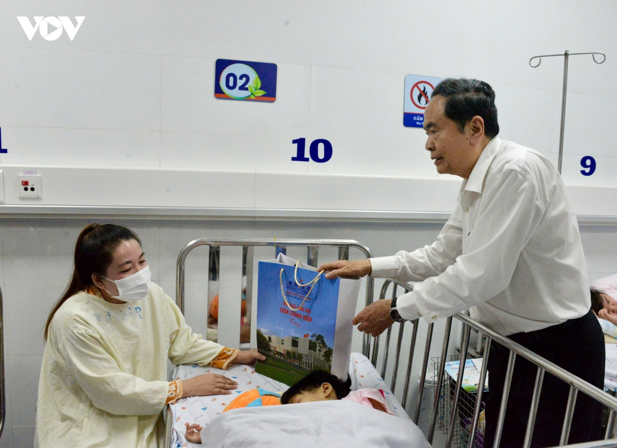 chủ tịch quốc hội thăm, tặng quà các bệnh nhi nhân tết trung thu 2026 hình ảnh 1 chu tich quoc hoi tham, tang qua cac benh nhi nhan tet trung thu 2026 hinh anh 1