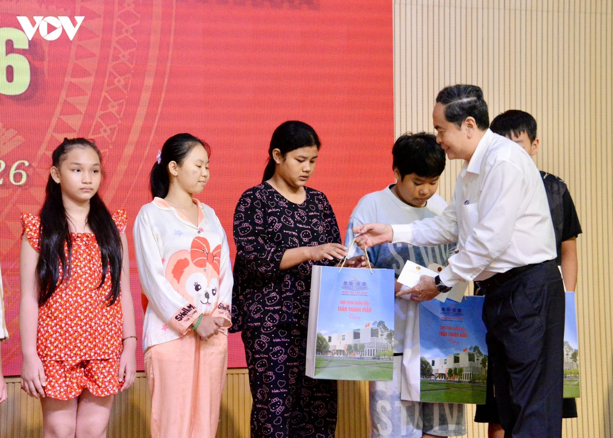 chủ tịch quốc hội thăm, tặng quà các bệnh nhi nhân tết trung thu 2026 hình ảnh 4 chu tich quoc hoi tham, tang qua cac benh nhi nhan tet trung thu 2026 hinh anh 4
