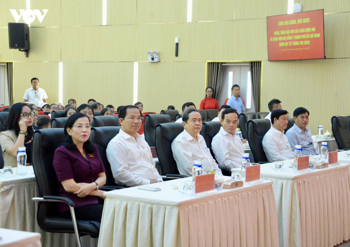 chủ tịch quốc hội thăm, tặng quà các bệnh nhi nhân tết trung thu 2026 hình ảnh 3 chu tich quoc hoi tham, tang qua cac benh nhi nhan tet trung thu 2026 hinh anh 3