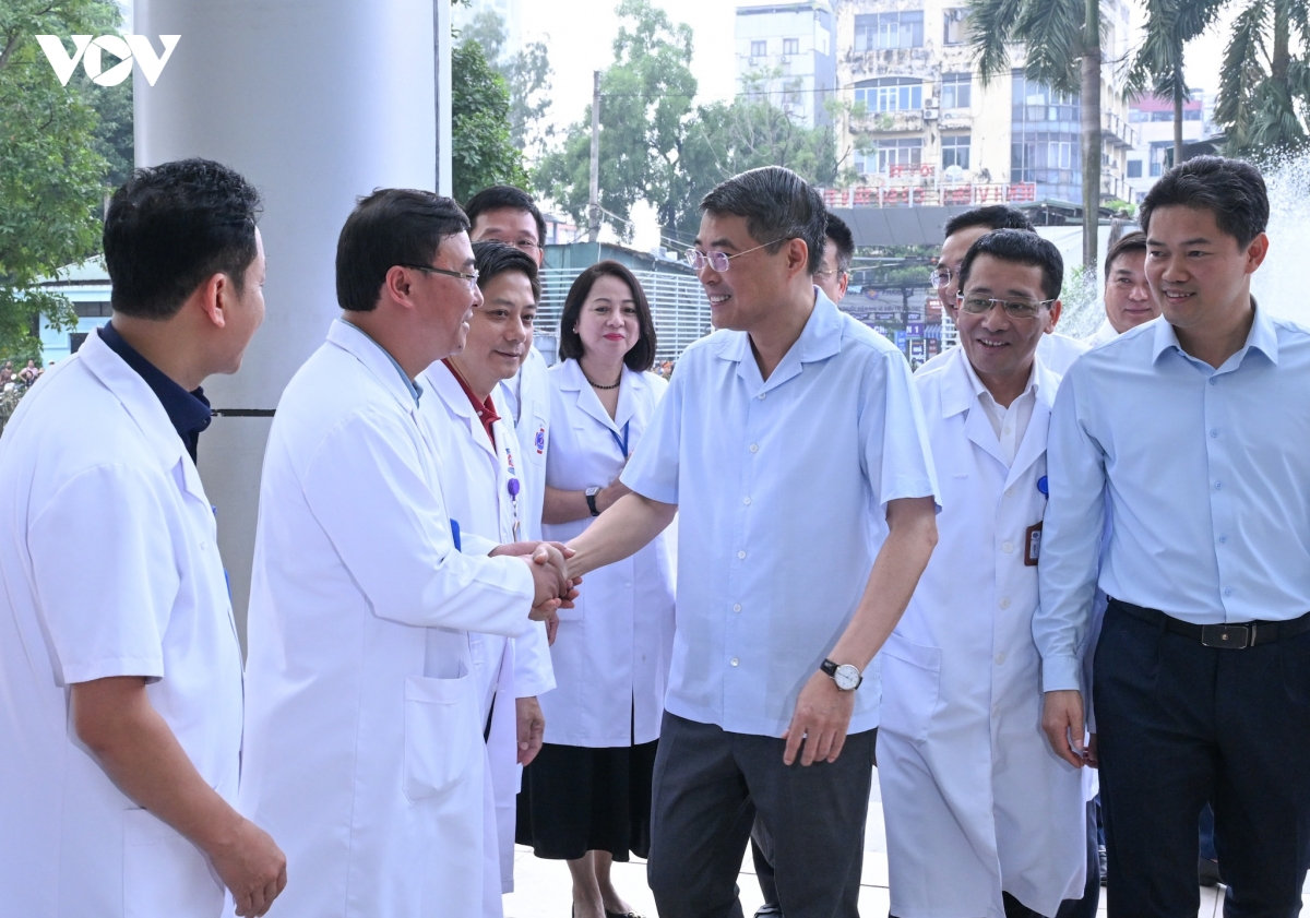 thu tuong le minh hung tham, tang qua trung thu cho benh nhi tai benh vien k hinh anh 5