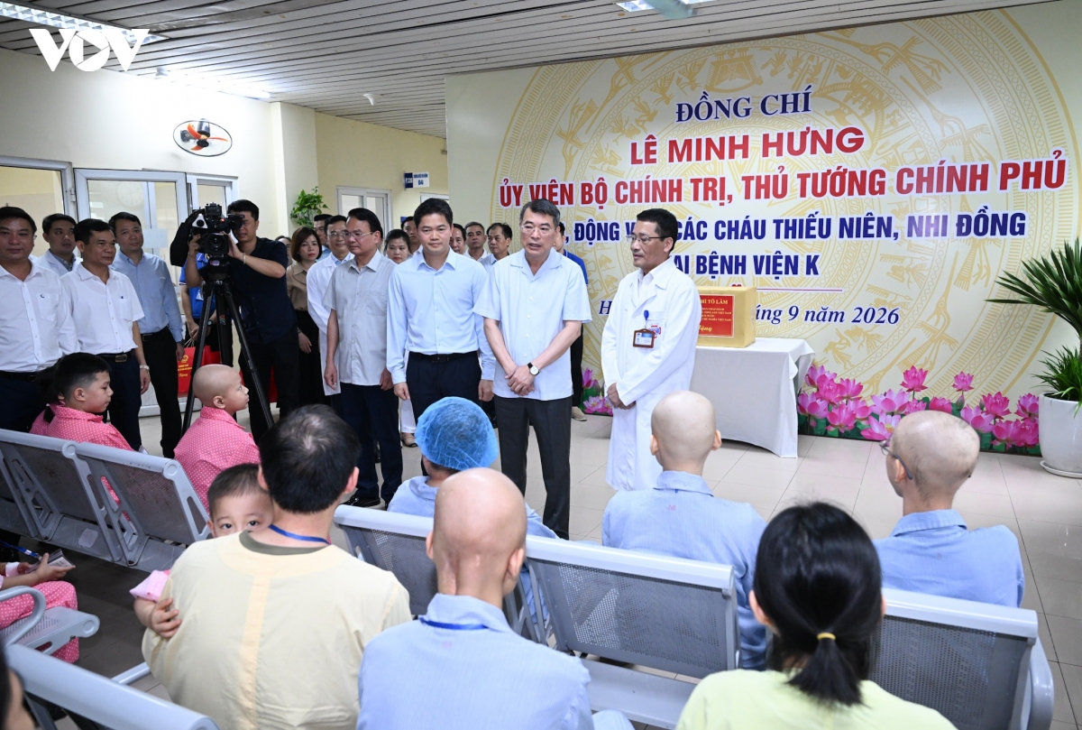 thu tuong le minh hung tham, tang qua trung thu cho benh nhi tai benh vien k hinh anh 3