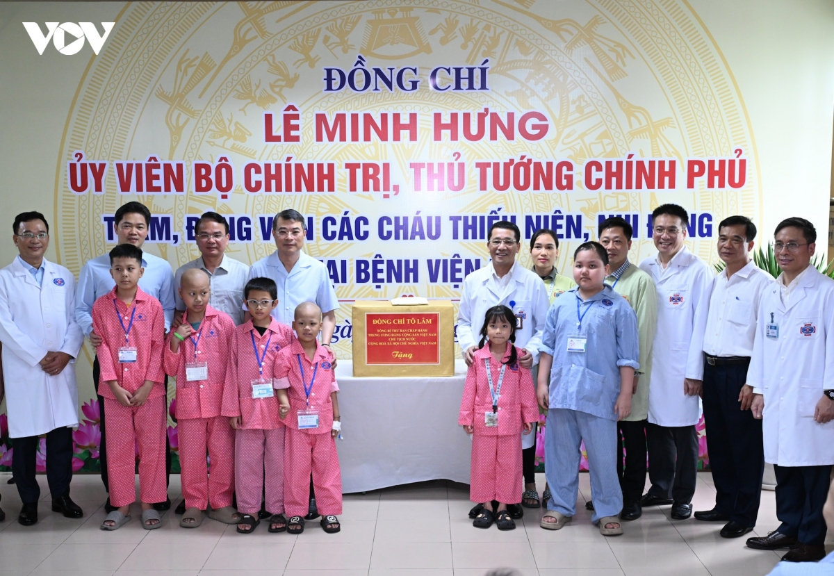 thu tuong le minh hung tham, tang qua trung thu cho benh nhi tai benh vien k hinh anh 2