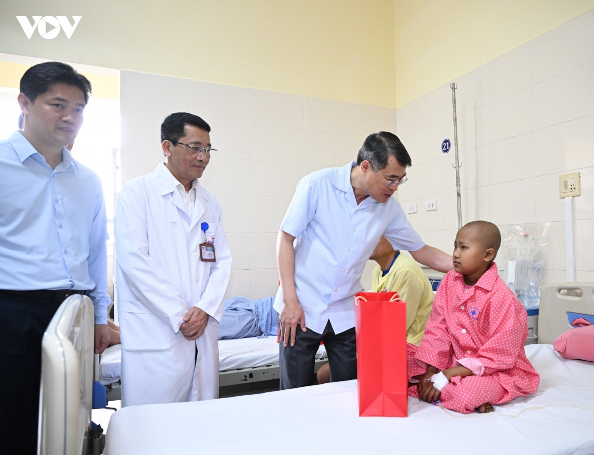 thu tuong le minh hung tham, tang qua trung thu cho benh nhi tai benh vien k hinh anh 1