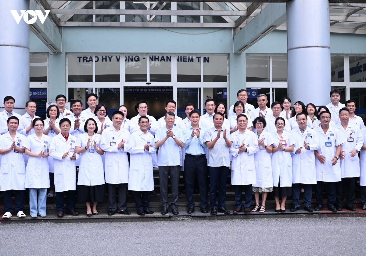 thu tuong le minh hung tham, tang qua trung thu cho benh nhi tai benh vien k hinh anh 6