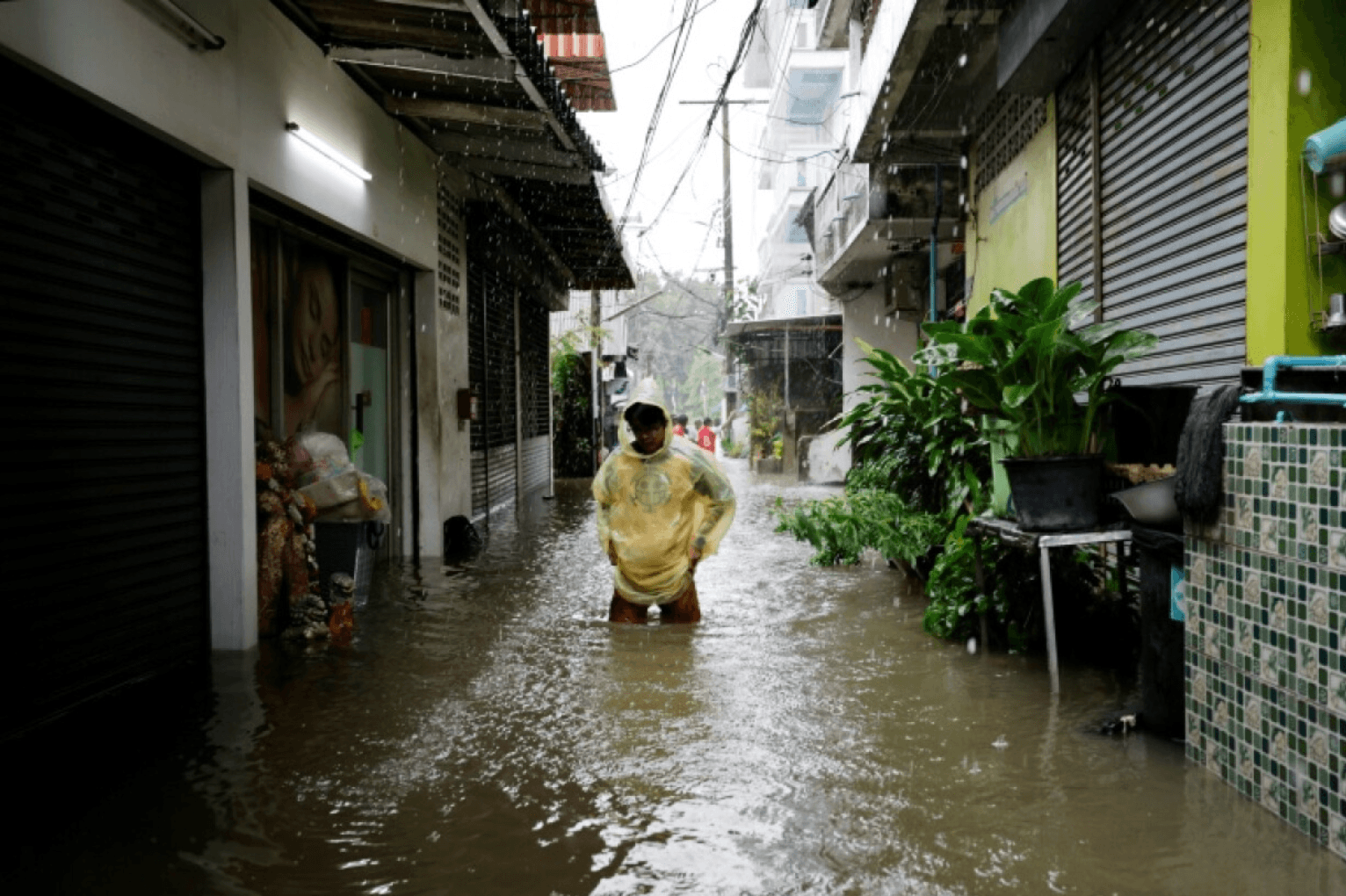 “Nước cứ liên tục tràn vào. Giờ ra ngoài khó lắm. Nước ngập đến ngang eo tôi rồi”, ông Somkid Pheuk-ngam (67 tuổi), bán hàng rong sống gần con kênh ở phía bắc trung tâm thủ đô Bangkok cho biết. (Ảnh: Getty)