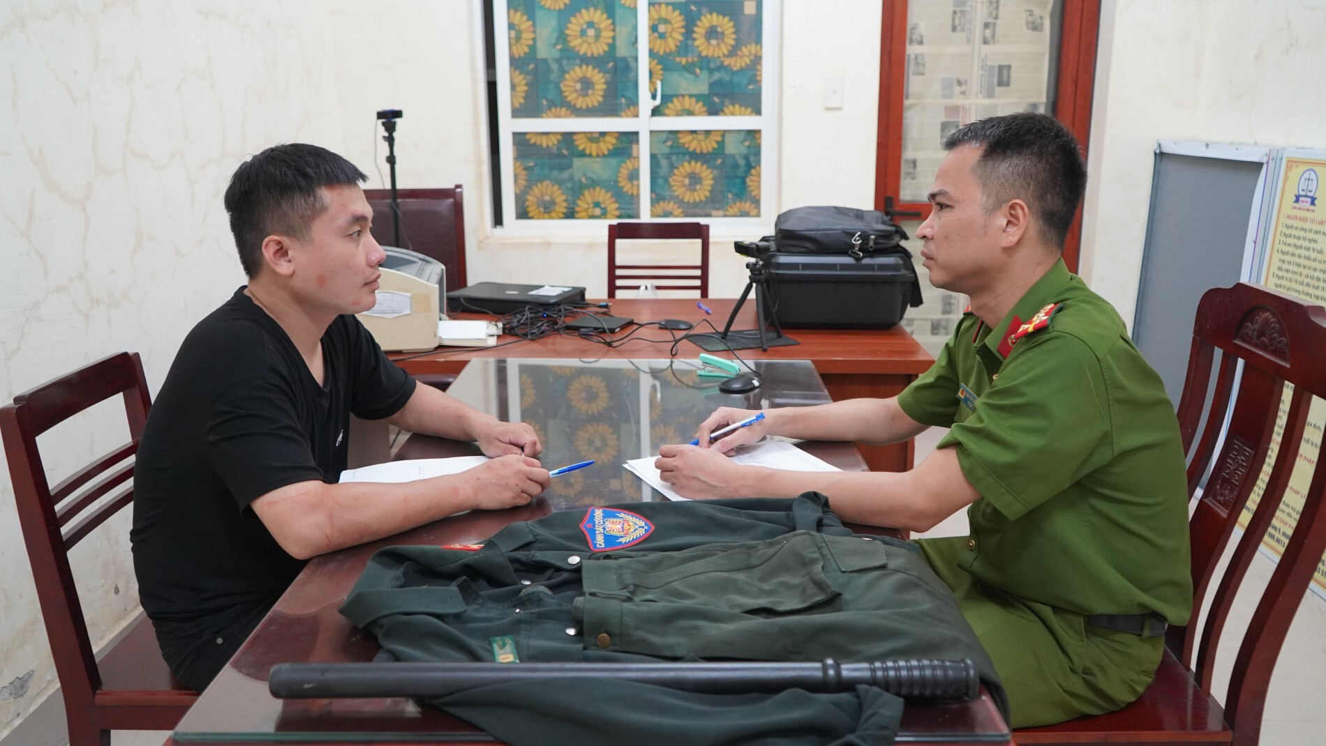 Cơ quan công an làm việc với Nguyễn Như Ý. (Ảnh: Công an Thái Nguyên)