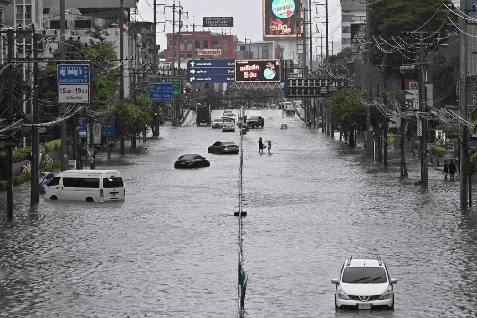 Ngày 26/9, chính quyền Bangkok, Thái Lan ban bố tình trạng thảm họa trên toàn bộ 50 quận của thủ đô, khi nhiều khu vực ngập sâu sau 3 ngày mưa lớn liên tiếp. (Ảnh: Getty)
