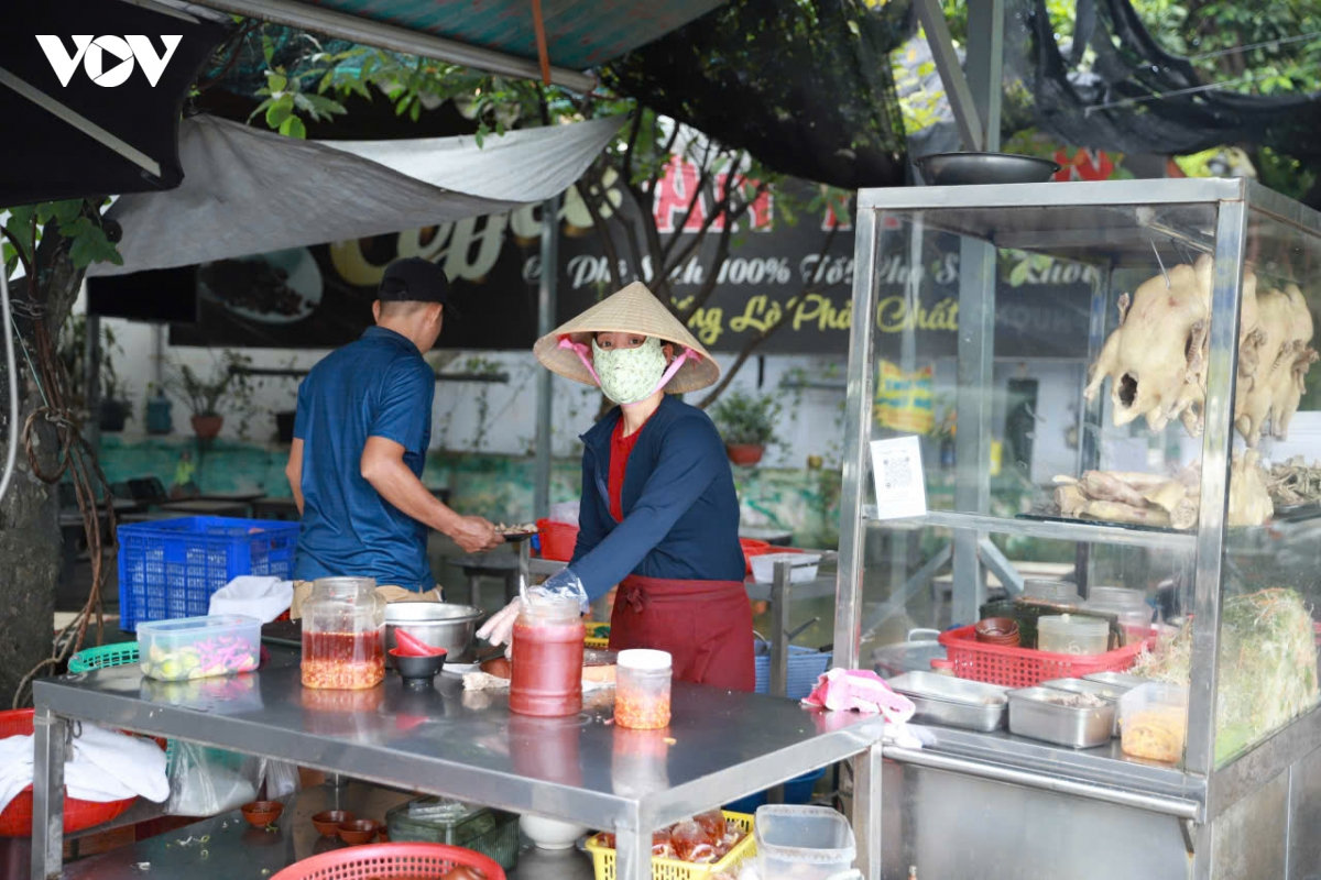 người dân bất an khi đi lại trên con đường nắng bụi, mưa lầy ở tp.hcm hình ảnh 11 nguoi dan bat an khi di lai tren con duong nang bui, mua lay o tp.hcm hinh anh 11
